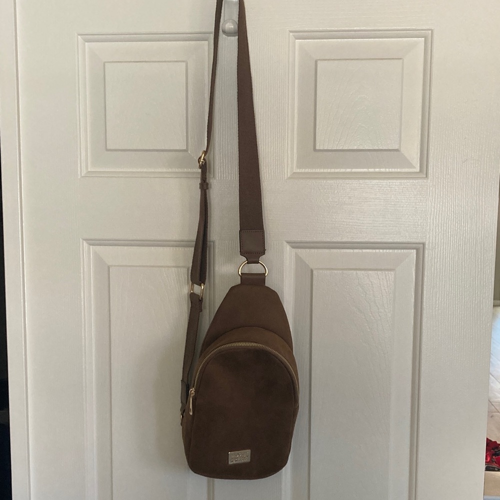 Badgley Mischka New York cross body bag
In like new condition
Brown